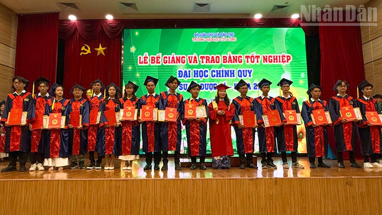 Die Schulbehörde verlieh Ingenieuren und Ärzten Diplome. ndo_tr_anh-2-trao-bang-tot-nghiep.jpg