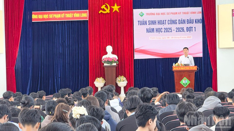 ndo_br_anh-2-chuyen-gia-huong-dan-sinh-vien.jpg