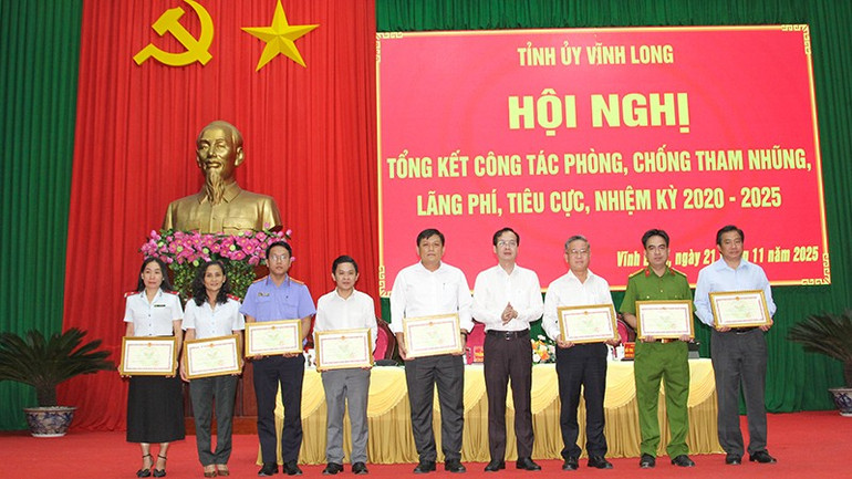 Chairman of Vinh Long Provincial People's Committee Tran Tri Quang awarded Certificates of Merit to individuals with outstanding achievements in the work of preventing and combating corruption, waste, and negativity, term 2020-2025. anh-2-ct-trao-khen-ca-nhan.jpg