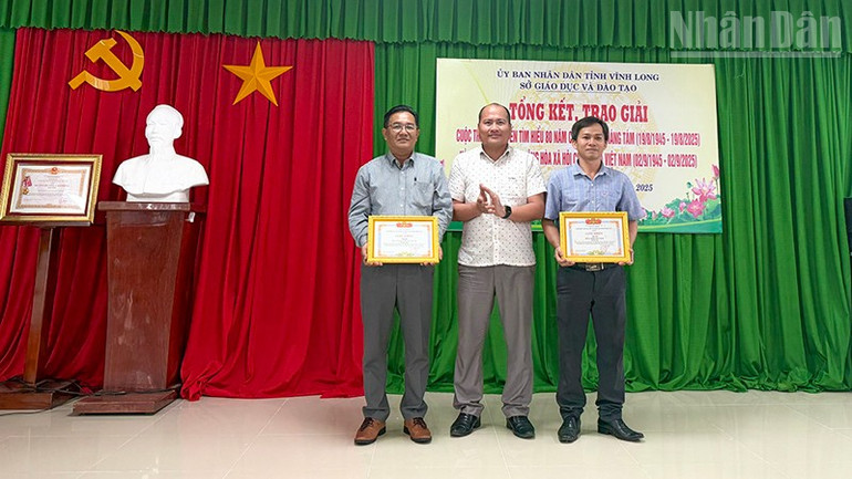 Ban Tổ chức trao giải cho các tập thể. ndo_tr_anh-1-btc-trao-khen-cho-2-nhan-dat-giai.jpg