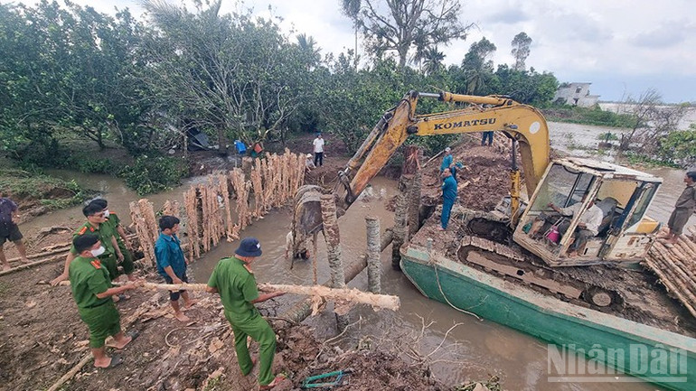 Lực lượng 4 tại chỗ nhanh chóng gia cố đê bao. ndo_br_anh-3-luc-luong-4-tai-cho-gia-co-de-bao.jpg