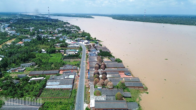 Ремісниче село біля річки у Вінь Лонгу. ndo_bl_anh-8-lang-nghe-ben-song-o-vinh-long.jpg