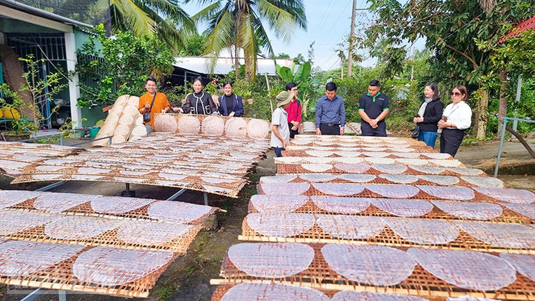 Рисовий папір з Ку Лао травня. ndo_bl_anh-5-banh-trang-cu-lao-may.jpg