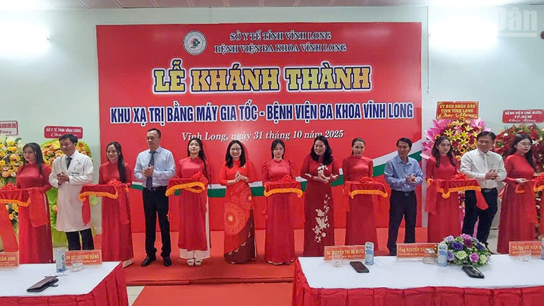 Lễ cắt băng khánh thành và đưa vào sử dụng hệ thống xạ trị bằng máy gia tốc tuyến tính điều trị ung thư. ndo_tr_anh-2-nghi-thuc-khanh-thanh.jpg