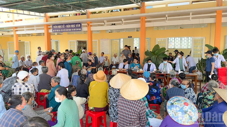Đông đảo người dân đến khám bệnh miễn phí sáng 7/6. ndo_br_anh-2-dong-dao-nguoi-dan-den-kham-benh.jpg