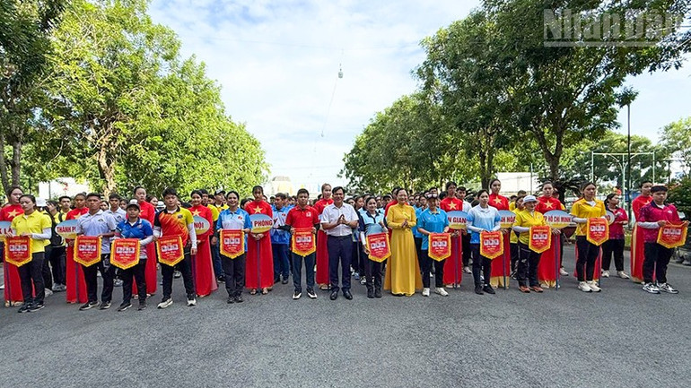 Lãnh đạo tỉnh Vĩnh Long trao cờ cho các đoàn tham gia giải. ndo_tr_anh-2-lanh-dao-tinh-trao-co-cho-cac-doi-tham-gia-giai.jpg