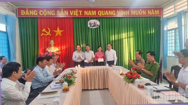 Tỉnh ủy Vĩnh Long trao 100 triệu đồng cho xã Quới Thiện khắc phục tạm thời khó khăn. ndo_br_anh-6-tt-tinh-uy-tang-xa-100-trieu-dong-cho-xa-quoi-thien-khac-phuc-tam-thoi-kho-khan.jpg