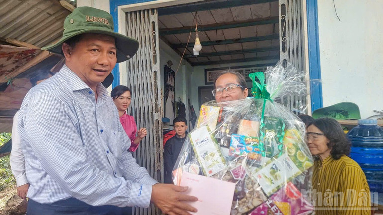 Bí thư Tỉnh ủy Vĩnh Long Trần Văn Lâu tặng quà và tiền cho người dân cồn Thanh Long. ndo_br_anh-2-bi-thu-tinh-uy-vinh-long-trao-qua-va-tien-cho-nguoi-dan-coon-thanh-long.jpg