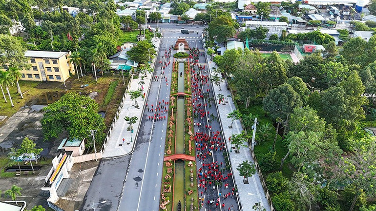 Đi bộ trên đường gốm đỏ và hoa dài nhất Việt Nam anh-3-hang-nghin-nguoi-di-bo-tren-con-duong-gom-do-va-hoa-dai-nhat-viet-nam.jpg