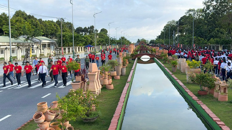 Đi bộ "Cùng Việt Nam tiến bước" trên đường gốm đỏ Vĩnh Long. anh-5.jpg
