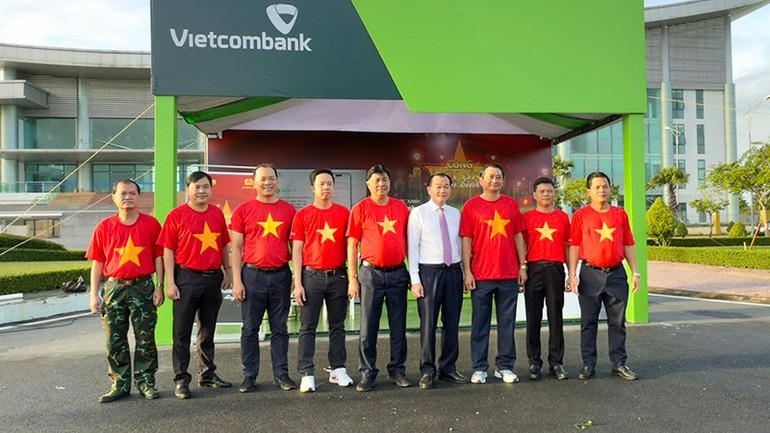 Lãnh đạo tỉnh chụp ảnh lưu niệm tại Chi nhánh Ngân hàng Vietcombank Vĩnh Long anh-7-gian-hang-vietcombank.jpg