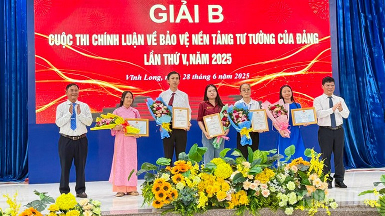 Ban tổ chức trao giải B cho các thí sinh. ndo_br_anh-2-trao-giai-b.jpg