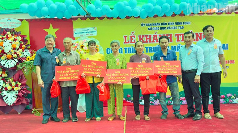 Đồng chí Trần Văn Rón trao biểu trưng nhà tình thương cho hộ dân ở xã Cái Ngang. ndo_tr_anh-3-trao-nha-tinh-thuong.jpg