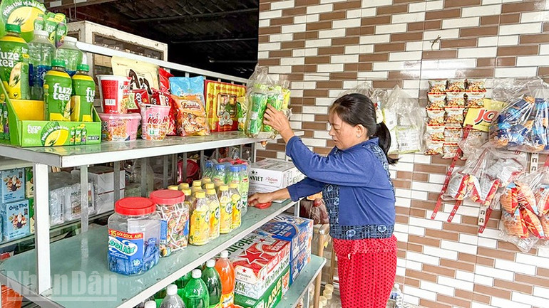 Tiệm tạp hóa của chị Lê Thị Mãnh buôn bán ế ẩm vì ô nhiễm tro bụi ngày càng nghiêm trọng. ndo_bl_anh-3-tiem-tap-hoa-cua-chi-le-thi-manh-buon-ban-e-am.jpg