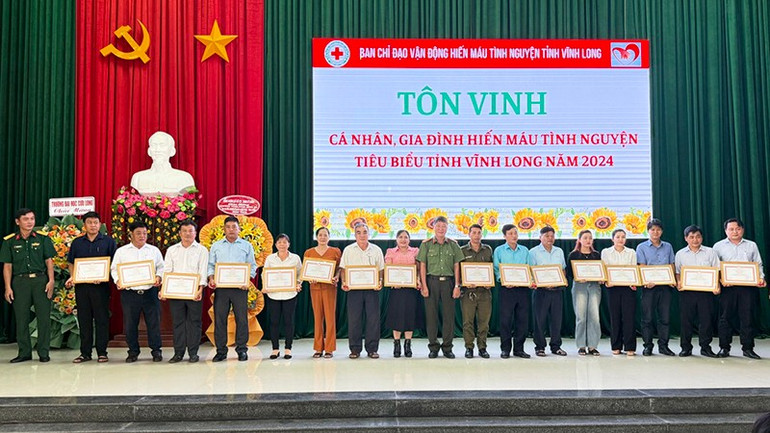 Tuyên dương những người hiến máu tình nguyện. anh-4-ton-vinh-nhung-nguoi-hien-mau-tinh-nguyen.jpg