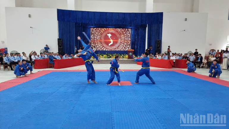 A performance at the opening ceremony. ndo_br_anh-2-tiet-muc-bieu-dien11.jpg