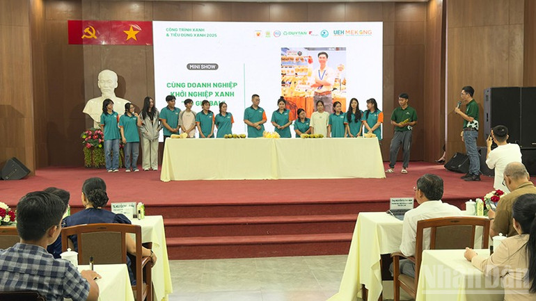 Các em sinh viên cùng doanh nghiệp “thực chiến” sản phẩm của mình. ndo_br_anh-2-thuc-chien-san-pham.jpg
