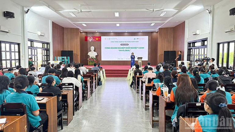 Quang cảnh buổi mini show. ndo_br_anh-3-quang-canh.jpg
