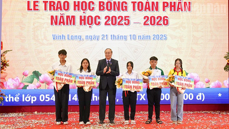 Vergabe von Vollstipendien an neue Studierende der Khmer-Ethnie. ndo_tr_anh-2-trao-hoc-cho-sinh-vien-toan-phan.jpg