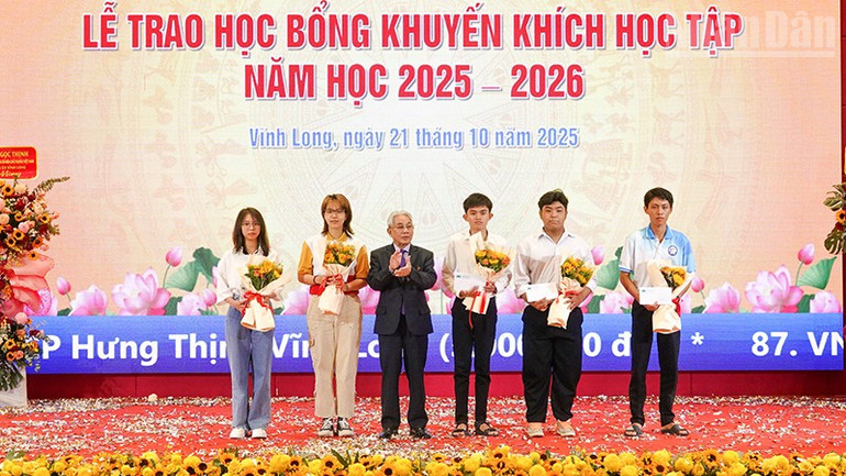 Vergeben Sie Stipendien an neue Studierende, die Kinder verdienter Persönlichkeiten sind. ndo_tr_anh-3-trao-hoc-bong-cho-tan-sinh-vien-gia-dinh-nguoi-co-cong.jpg