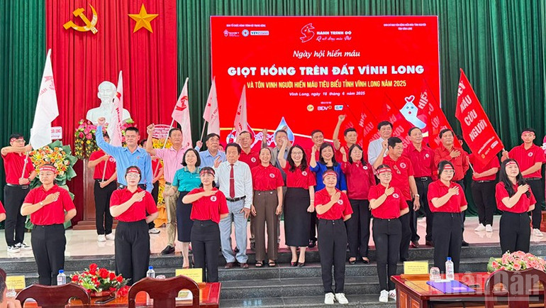 Ban Tổ chức phát động chương trình Hành trình đỏ tại Vĩnh Long. ndo_br_anh-2-ban-to-chuc-phat-dong-chuong-trinh-hanh-trinh-do-tai-vinh-long.jpg