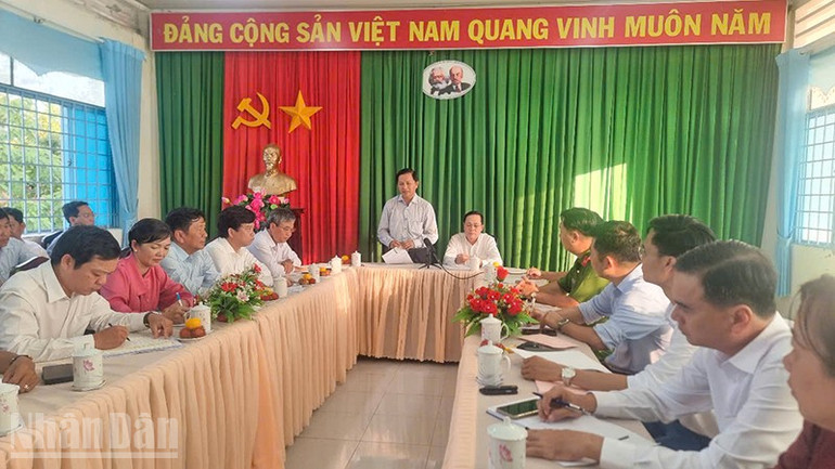 Bí thư Tỉnh ủy Vĩnh Long cùng đoàn công tác làm việc với lãnh đạo xã Quới Thiện. ndo_bl_hinh-4-doan-cong-tac-lam-viec-xa-quoi-thien-9808.jpg