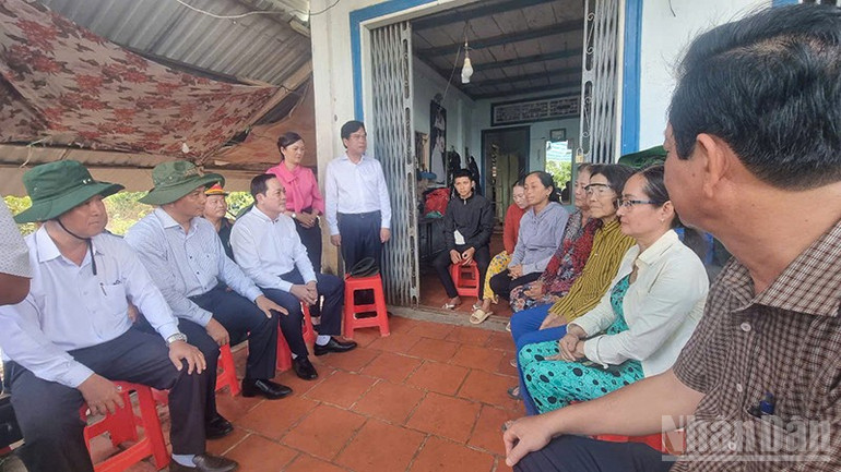 Đoàn công tác thăm hỏi, động viên và chia sẻ với những khó khăn của người dân cồn Thanh Long. ndo_br_hinh-2-doan-cong-tac-tham-hoi-nguoi-dan.jpg