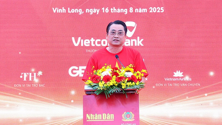 Phó Chủ tịch Ủy ban nhân dân tỉnh Vĩnh Long Nguyễn Quỳnh Thiện phát biểu tại buổi lễ. phat-bieu-cua-pct-ubnd-tinh-vinh-long.jpg