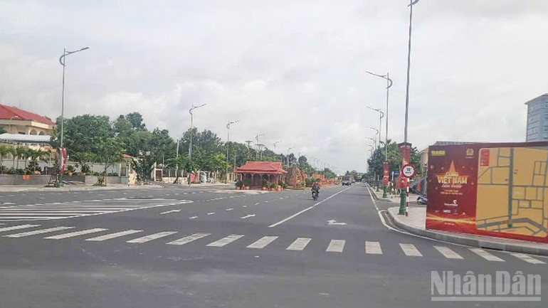 Chương trình “Cùng Việt Nam tiến bước” được triển khai trên đường gốm đỏ và hoa dài nhất Việt Nam tại Vĩnh Long. ndo_br_hinh-3-duong-gom-do-vl.jpg