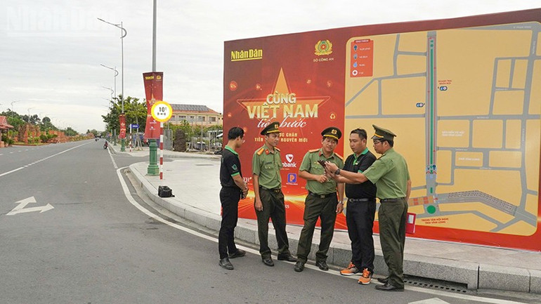 Công an Vĩnh Long phối hợp với các đơn vị chức năng bàn phương án thực hiện kế hoạch. ndo_tl_hinh-2-cavl-ban-phuong-an.jpg