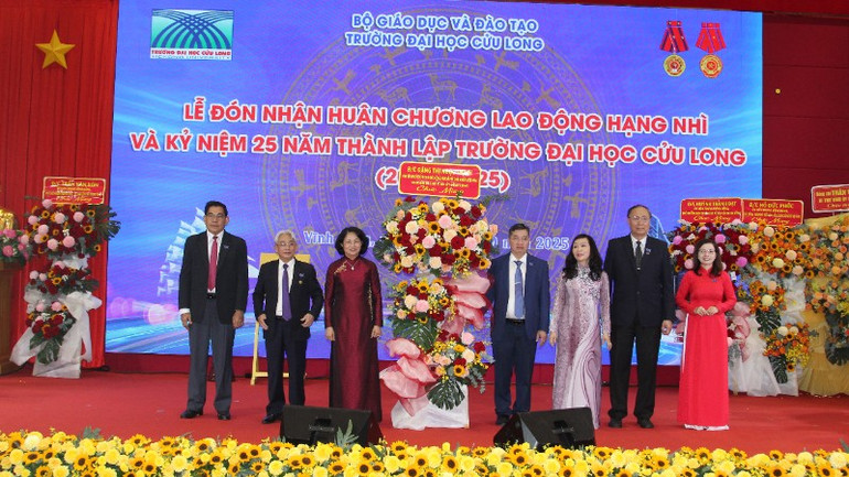 Bekas Naib Presiden Dang Thi Ngoc Thinh menyampaikan bunga untuk mengucapkan tahniah kepada Lembaga Pengarah Universiti Cuu Long. anh-2-pct-nuoc-dang-thi-ngoc-thinh-tang-hoa-3340.jpg