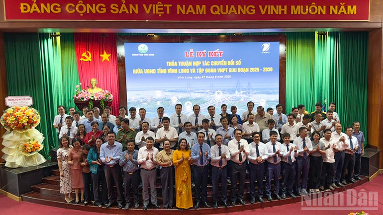 គណៈប្រតិភូថតរូបអនុស្សាវរីយ៍ក្នុងពិធីចុះហត្ថលេខា។ ndo_br_anh-2-chup-hinh-luu-niem.jpg
