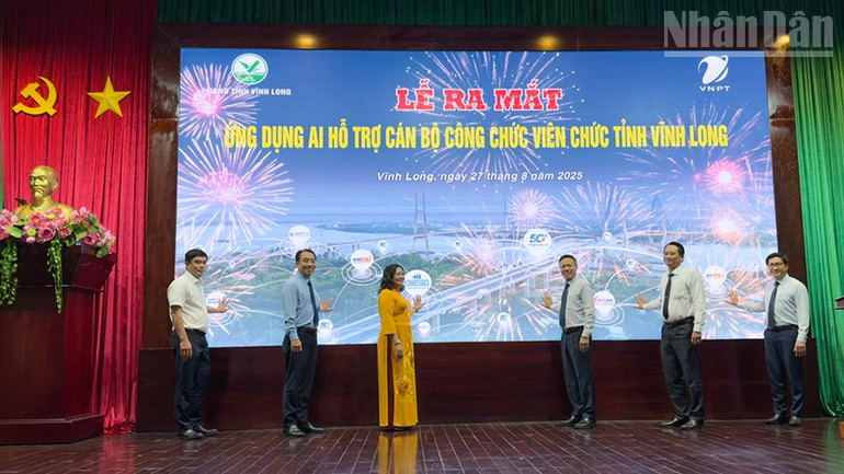 ពិធីសម្ពោធកម្មវិធី AI ដើម្បីគាំទ្រមន្ត្រីរាជការ។ ndo_tr_anh-3-trien-khai-ung-dung.jpg