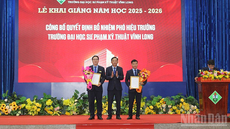 Trường công bố Quyết định bổ nhiệm 2 phó hiệu trưởng đối với Phó Giáo sư, Tiến sĩ Phan Anh Cang và Tiến sĩ Phùng Thế Tuấn. ndo_br_anh-3-cong-bo-2-pho-hieu-truong.jpg