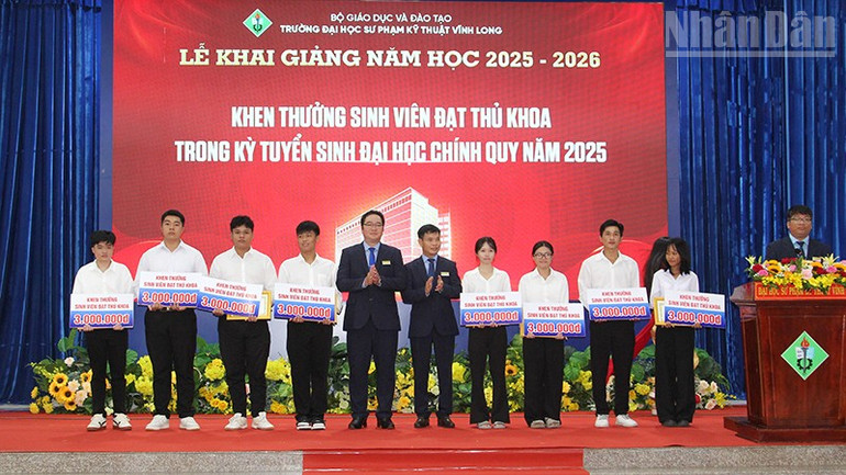 Trường tuyên dương sinh viên xuất sắc đạt thành tích thủ khoa trong kỳ tuyển sinh năm học 2025-2026. ndo_tr_anh-4-khen-thuong-sinh-viein-thu-khoa.jpg