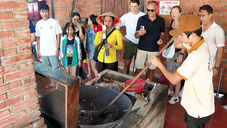 anh-2-du-khach-nuoc-ngoai-thich-thu-trai-nghiem-lam-com.jpg