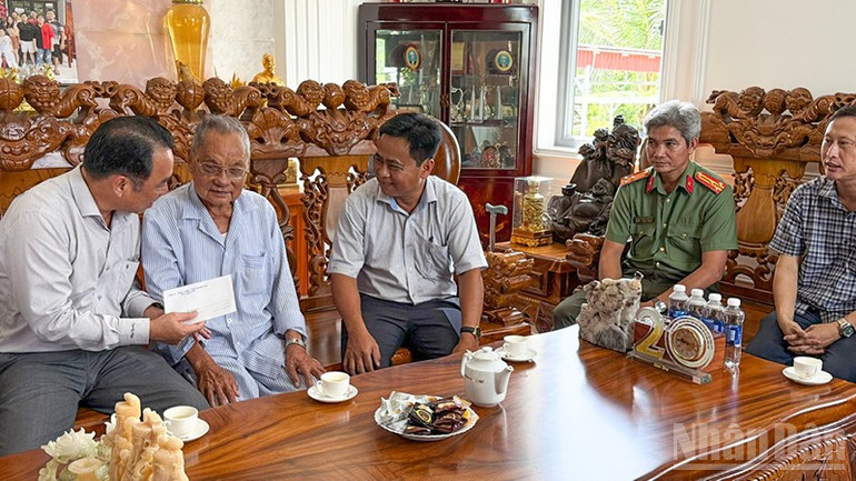 Chủ tịch Lữ Quang Ngời cùng đoàn công tác đến thăm và tặng quà gia đình ông Nguyễn Ký Ức, ngụ phường Tân Hạnh, tỉnh Vĩnh Long. ndo_br_anh-2-tham-gia-diinh-ong-nguyen-ky-uc.jpg