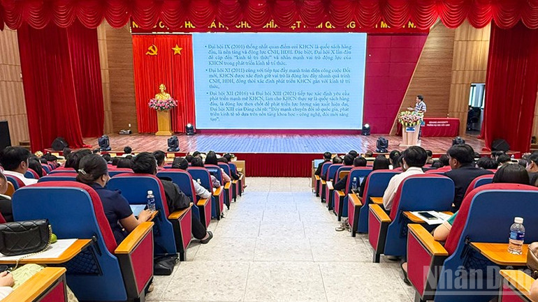 Đồng chí Võ Thành Phong, Phó Vụ trưởng Vụ Khoa học và Công nghệ trình bày tại hội nghị. ndo_br_anh-1-dien-gia-trinh-bay-tai-hoi-nghi.jpg