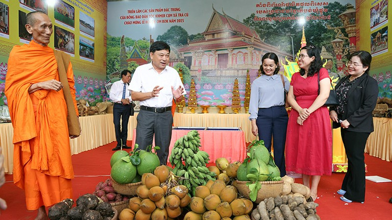 Демонстрація типових виробів кхмерського етнічного населення. anh-2-trung-bay-san-pham-dac-trung-nguoi-dan-toc-khmer.jpg