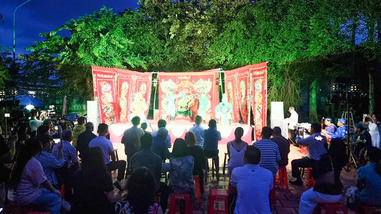 Туристи насолоджуються оперною виставою. anh-6-nghe-nhan-uu-tu-vu-linh-tam-cung-nguoi-than-trong-gia-dinh-bieu-dien-hat-boi-cho-khach-du-lich.jpg