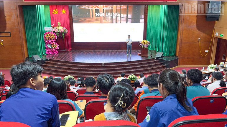 컨퍼런스에 참석한 발표자들. ndo_tr_anh-2-dien-gia-trinh-bay-tai-hoi-thao.jpg