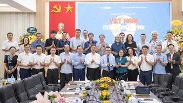 Các đại biểu chụp ảnh lưu niệm tại Lễ phát động Cuộc thi ảnh báo chí “Việt Nam trên hành trình đổi mới”.