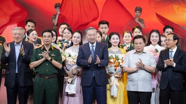 Tổng Bí thư Tô Lâm cùng các đồng chí lãnh đạo Đảng, Nhà nước giao lưu cùng các nghệ sĩ tại chương trình.