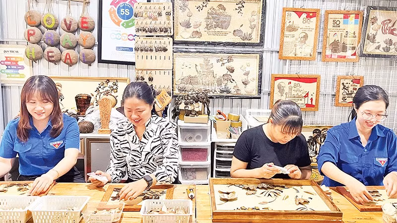 Mô hình khởi nghiệp làm trang sức bằng gáo dừa của chị Nguyễn Băng Nhi đã giải quyết việc làm cho nhiều lao động nông thôn.