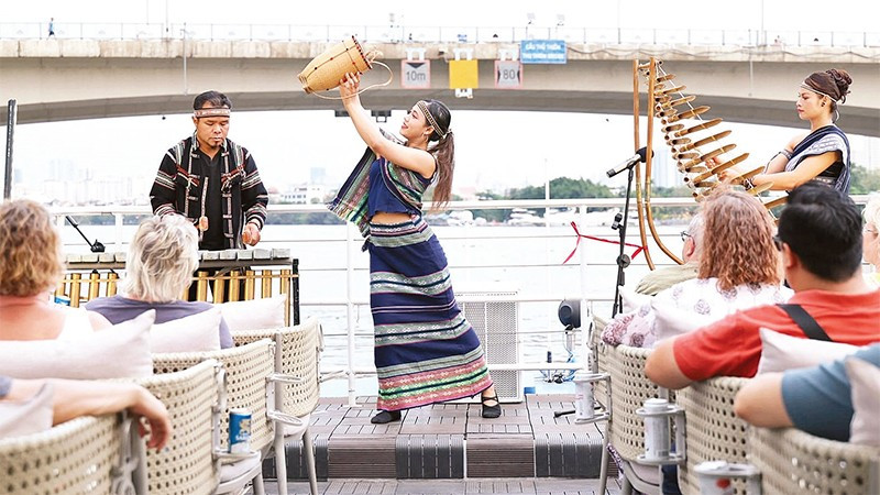 Nhóm Liang tơngai biểu diễn tại chuyến tàu trên sông Sài Gòn tạo ấn tượng đẹp với du khách quốc tế.