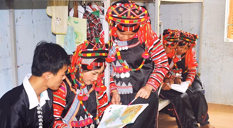 Con em đồng bào Hà Nhì học tập và ở bán trú tại Trường trung học phổ thông Mường Tè.