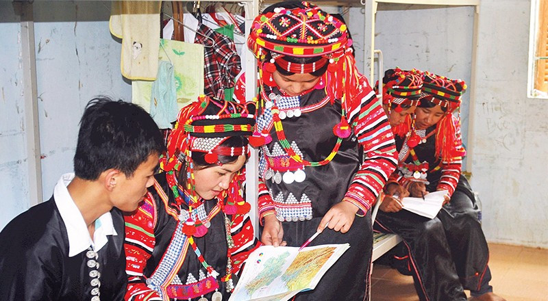 Con em đồng bào Hà Nhì học tập và ở bán trú tại Trường trung học phổ thông Mường Tè.