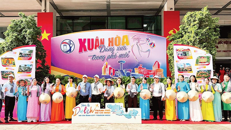 Phường Xuân Hòa ra mắt sản phẩm “Xuân Hòa-Dáng xưa trong phố mới”. (Ảnh LONG TRÌ)