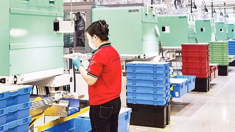 Sản xuất đồ chơi tại nhà máy LEGO Manufacturing Việt Nam, Khu công nghiệp Việt Nam-Singapore 3, Thành phố Hồ Chí Minh.