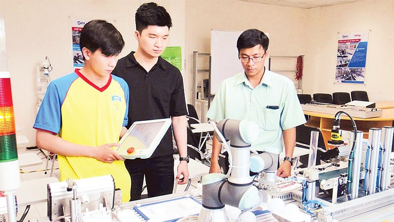 Đào tạo nguồn nhân lực tự động hóa tại Khu Công nghệ cao Thành phố Hồ Chí Minh.